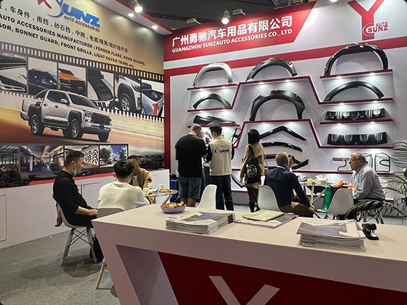 SUNZ trade show display with pickup accessories and meeting area